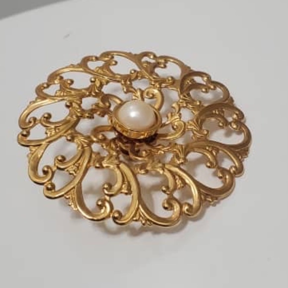 Avon pin/Brooch with faux pearl center Goldtone filigree set Vintage 🌴 - Picture 4 of 4
